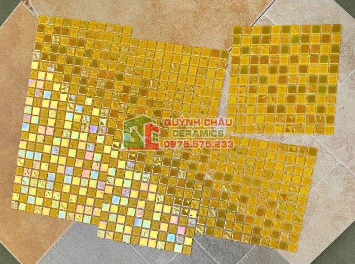 Gạch mosaic thuỷ tinh màu sắc vàng độc đáo