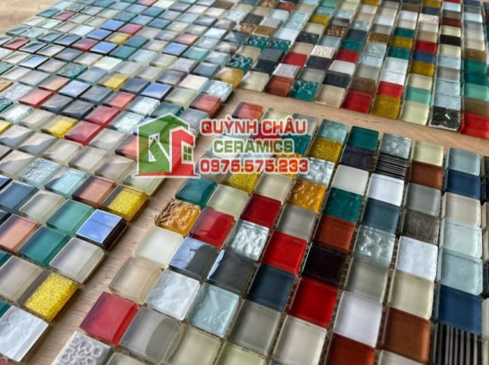 Gạch mosaic thuỷ tinh phối mix nhiều màu đẹp