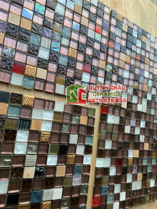 Gạch mosaic thuỷ tinh mix màu trang trí