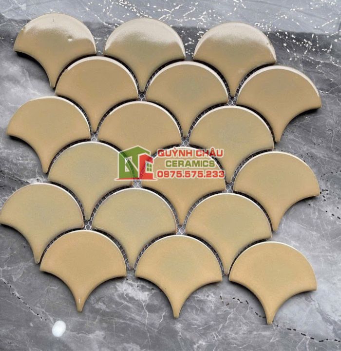 Gạch mosaic vảy cá men gốm màu be