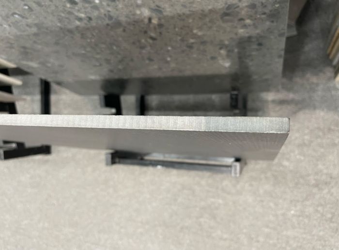 Gạch Italia 60x60 mờ xám tối màu vân sọc xước đá đồng chất cao cấp