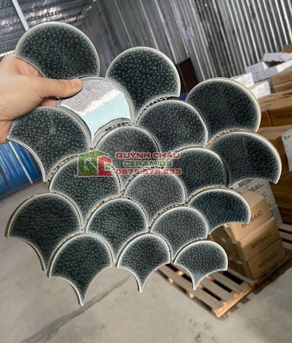 Gạch mosaic vảy cá màu xanh đen gốm men rạn