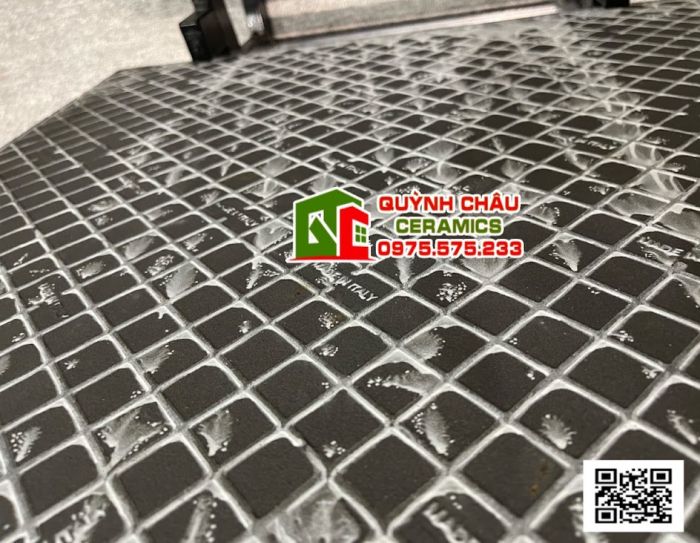 Gạch Italia 60x60 mờ xám tối màu vân sọc xước đá đồng chất cao cấp