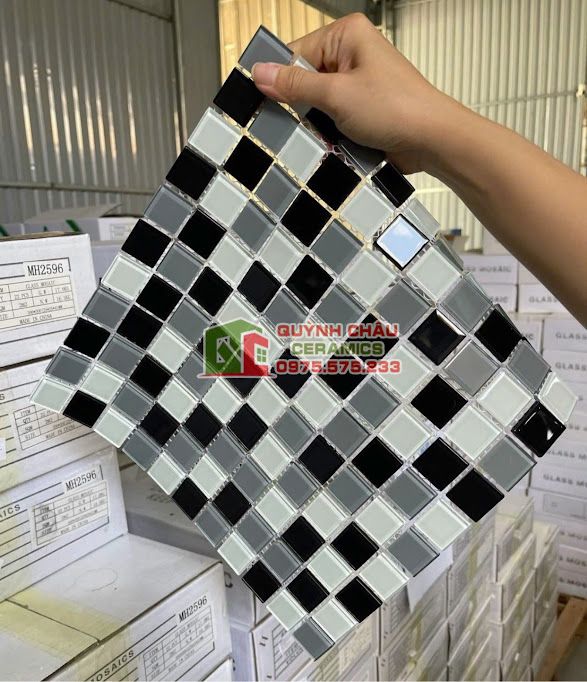 Gạch mosaic thuỷ tinh màu đen trắng trang trí