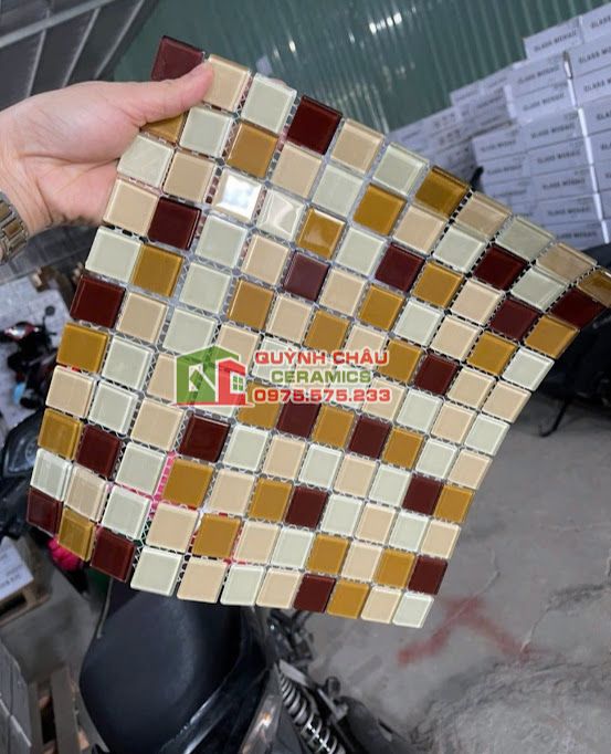 Gạch mosaic thuỷ tinh nâu vàng trắng mix màu