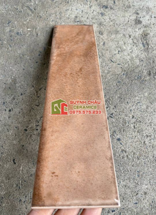 Gạch thẻ bóng gợn sóng 75x300 nâu hiệu ứng