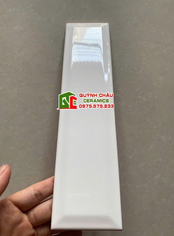 Gạch thẻ vát cạnh 6.8x28 màu trắng sứ bóng