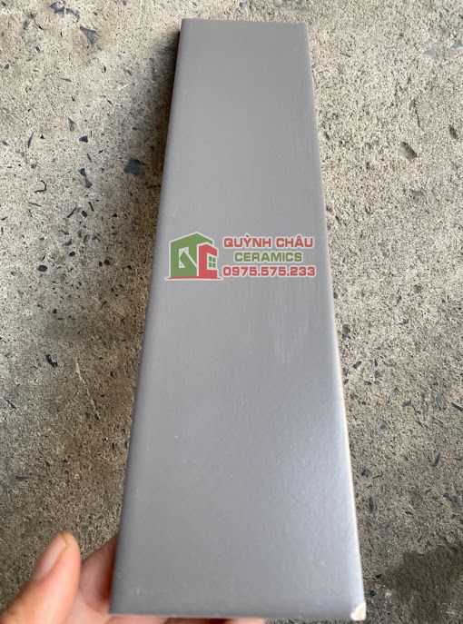 Gạch thẻ xám mờ 75x300 ốp tường