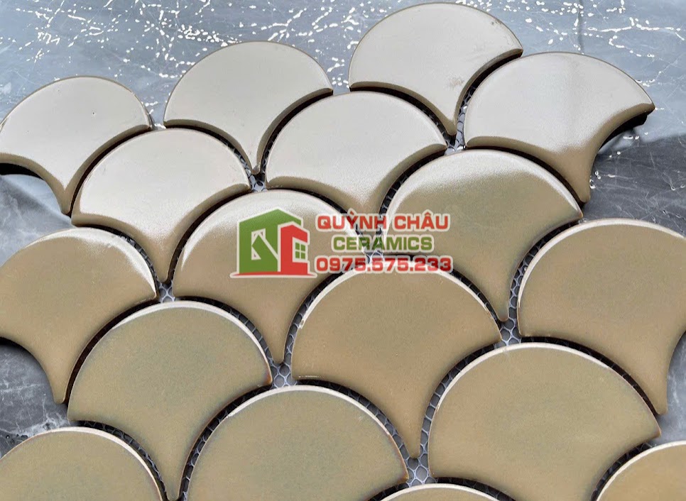 gạch mosaic màu be hình vảy cá bóng