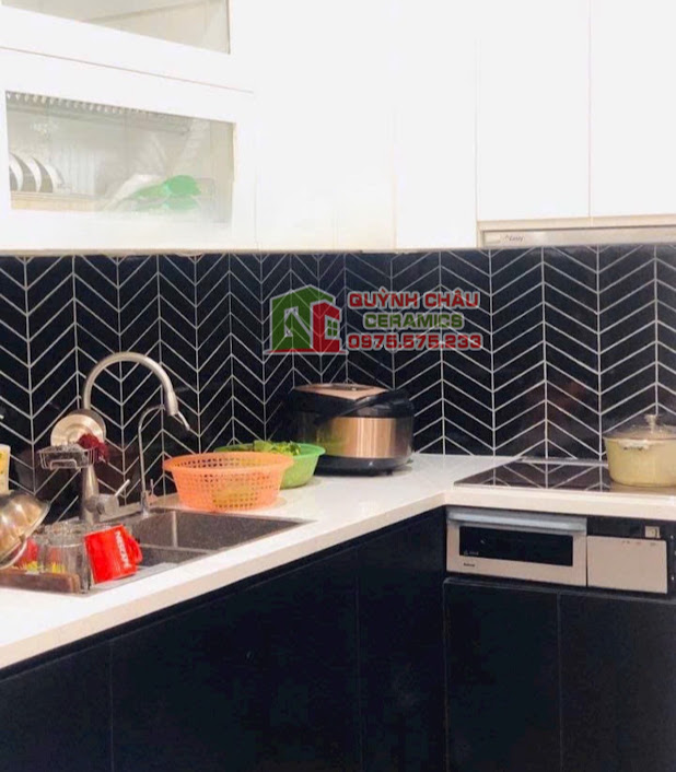 gạch mosaic xương cá ốp tường màu đen mờ