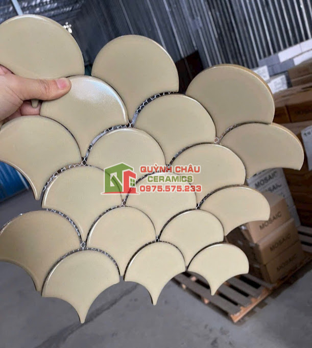 gạch mosaic vảy cá màu be bóng