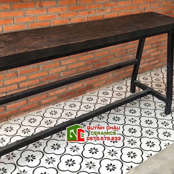 Gạch hoa mai nền trắng cánh đen 20x20 cm