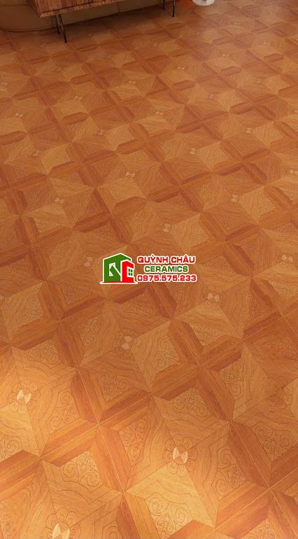 Gạch 60x60 vân gỗ nâu đỏ hoạ tiết chạm khắc hoa văn           