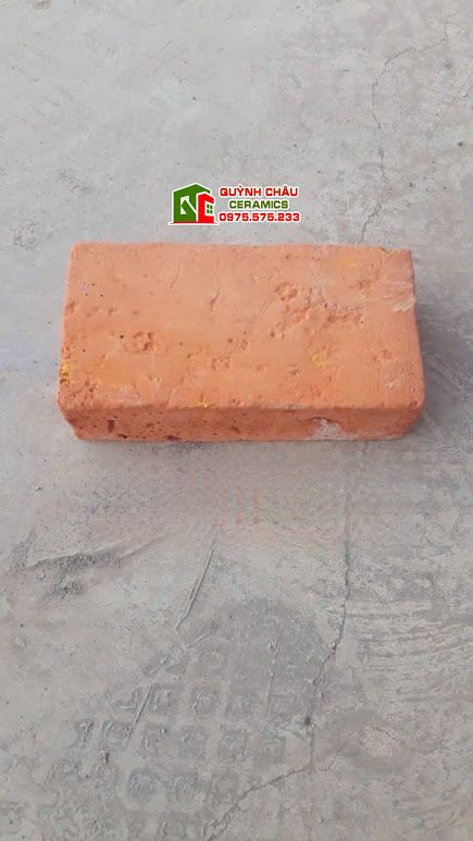 Gạch cổ bê tông màu vàng cam xây lát