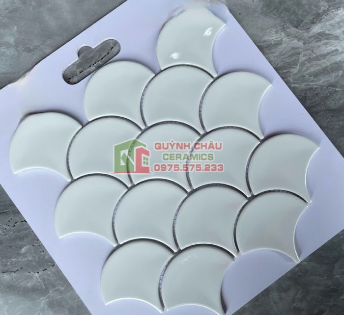 Gạch mosaic vảy cá màu trắng men bóng