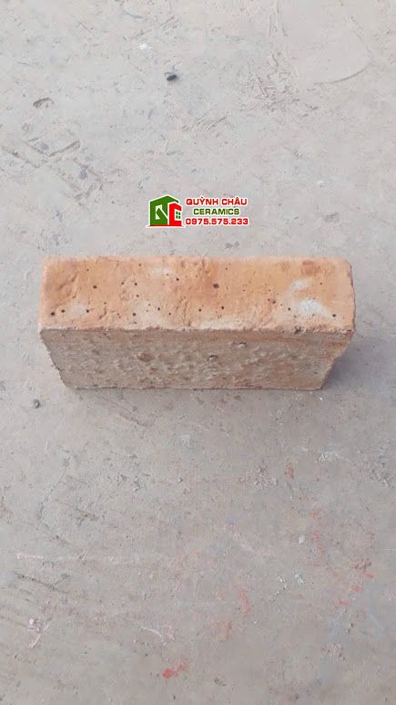 Gạch cổ bê tông màu vàng cam xây lát