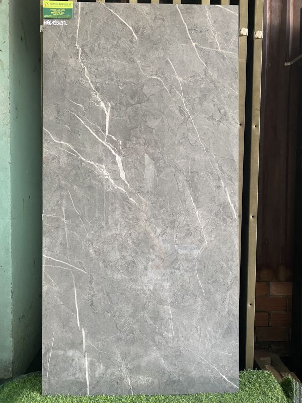 Gạch lát nền màu xám vân trắng 60x120 bóng kiếng phòng khách