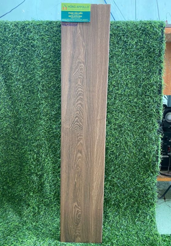 Gạch giả gỗ 15x80 màu xám đậm lát nền phòng ngủ chống trơn