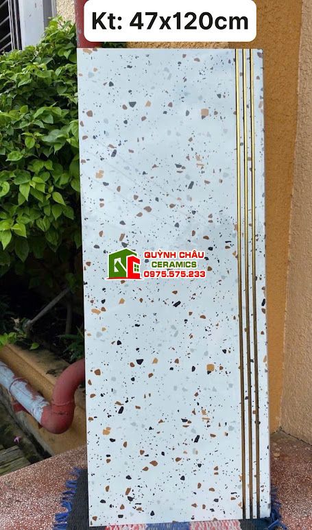 Gạch cầu thang 47x120 đá mài terrazzo nhũ vàng