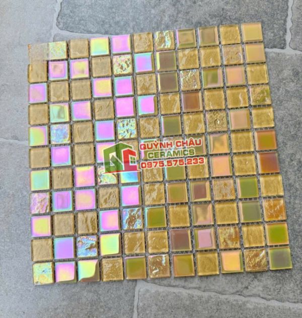 Gạch mosaic 25x25 thuỷ tinh màu vàng lấp lánh