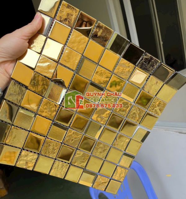 Gạch mosaic mạ vàng nổi bật trang trí 