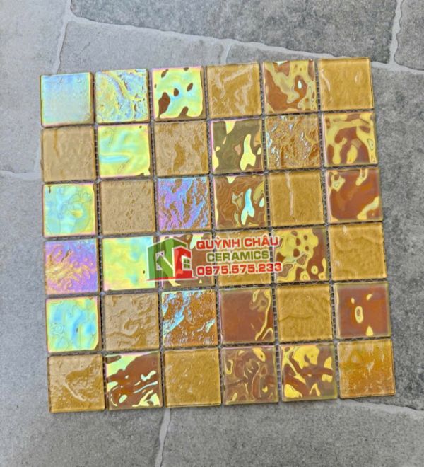 Gạch mosaic thuỷ tinh 48x48 màu vàng sang trọng