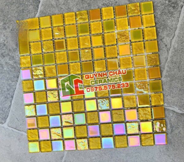 Gạch mosaic thuỷ tinh màu vàng óng ánh