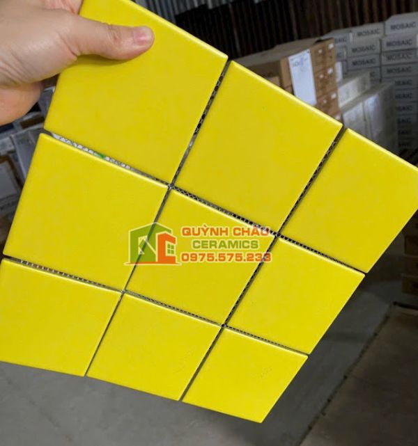 Gạch mosaic vỉ 10x10 thẻ chip màu vàng mờ