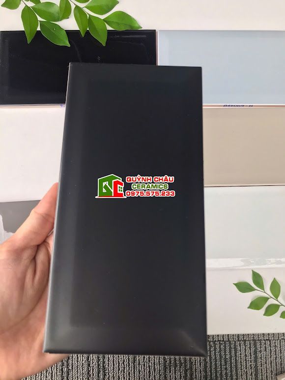 Gạch thẻ 10x20cm màu đen mờ vát cạnh