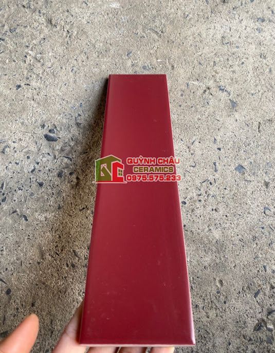 Gạch thẻ 75x300 men mờ màu đỏ trơn