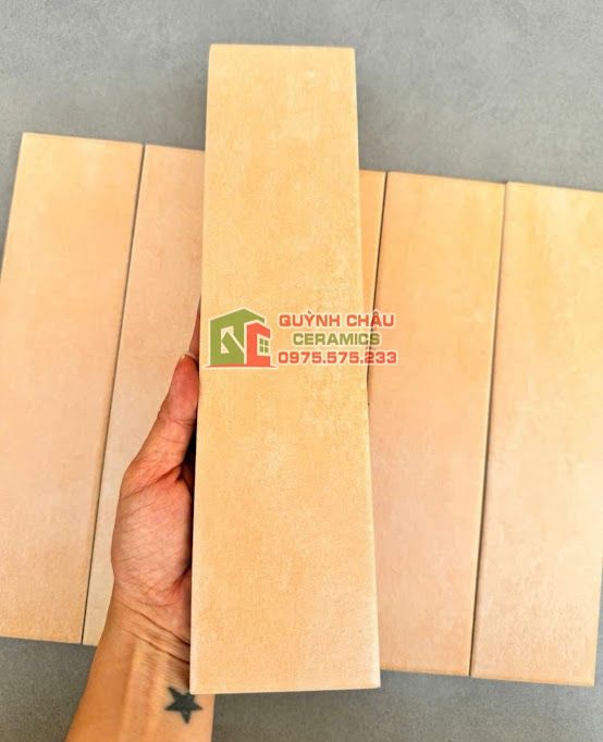 Gạch thẻ 75x300 mờ gốm mix màu vàng hiệu ứng