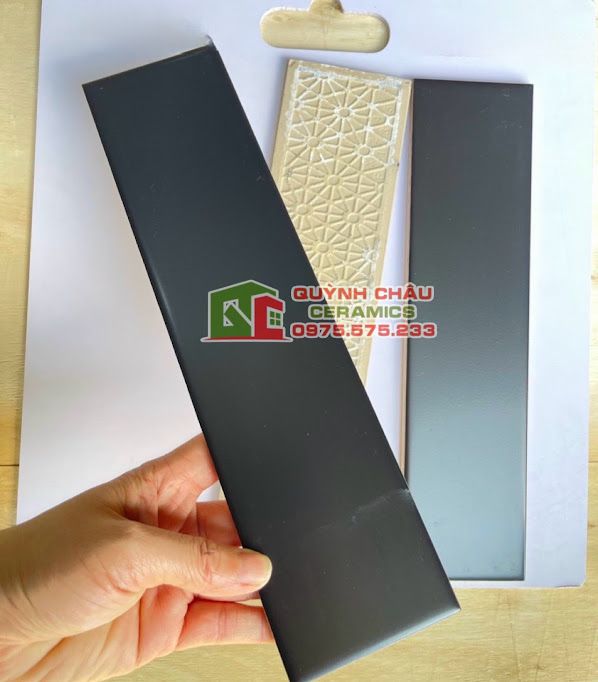 Gạch thẻ đen mờ 75x300 ốp tường