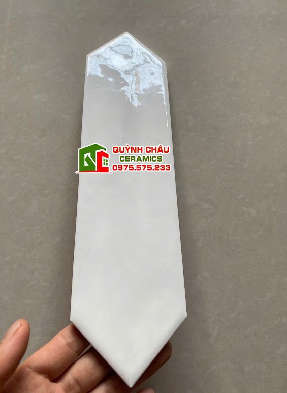 Gạch thẻ mũi tên màu trắng gợn sóng