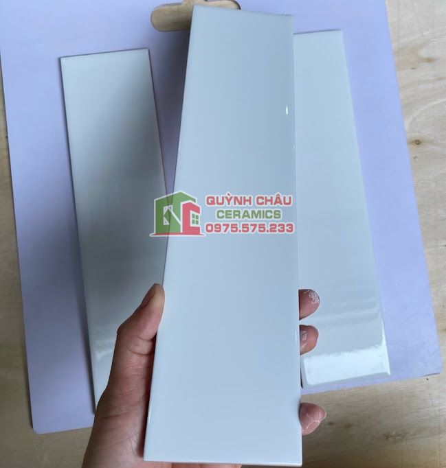 Gạch thẻ ốp tường 75x300 màu trắng bóng
