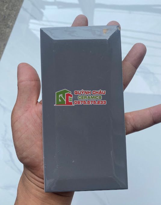 Gạch thẻ vát cạnh 75x150 xám nhạt bóng