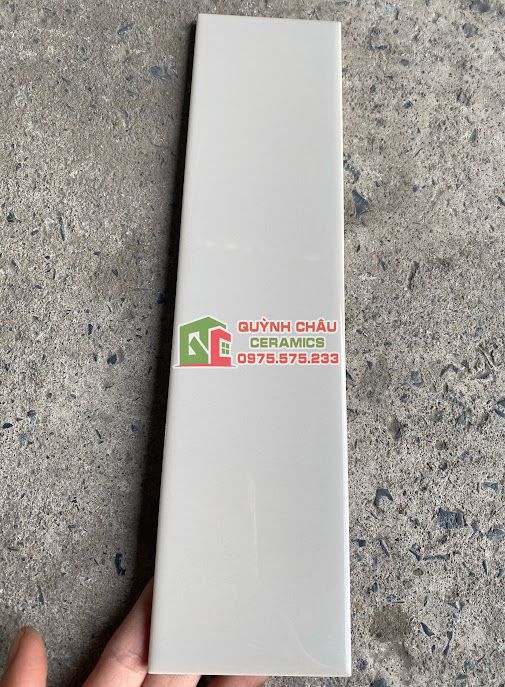 Gạch thẻ xám nhạt bóng 75x300 dán tường
