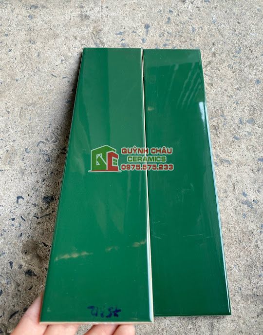 Gạch thẻ xanh lục 75x300 ốp tường men bóng