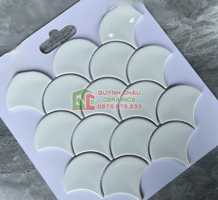 gạch mosaic vảy cá màu trắng bóng